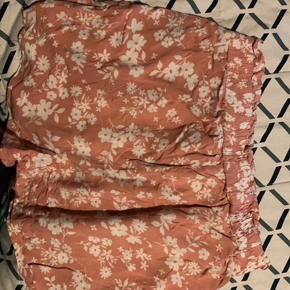 Pink floral stretchy waist with tie belt floral medium shorts with pockets - Picture 5 of 8